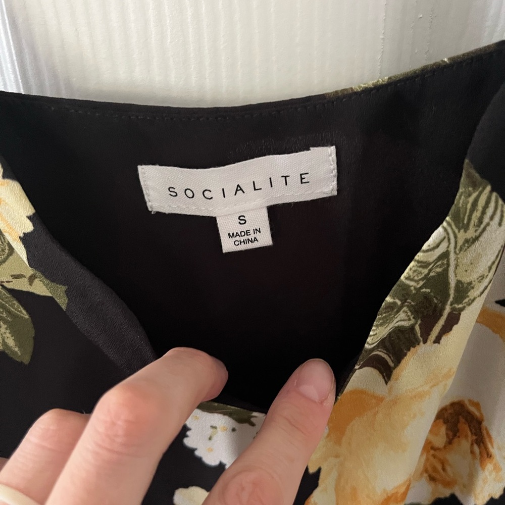 Socialite Black Floral Scalloped Tank - Picture 3 of 4